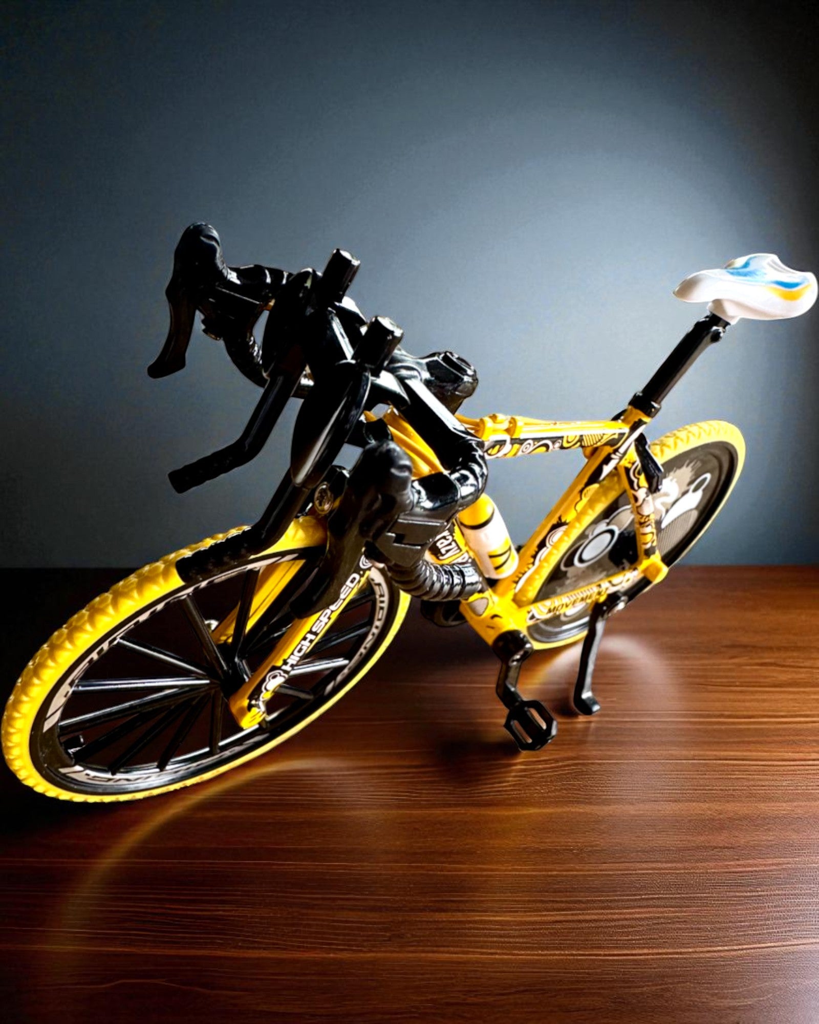 Miniatűr fém modell kerékpár gyűjtőknek "Speed Rider 1.2" – személyre szabás gravírozással ajándékba, 2 színváltozatban