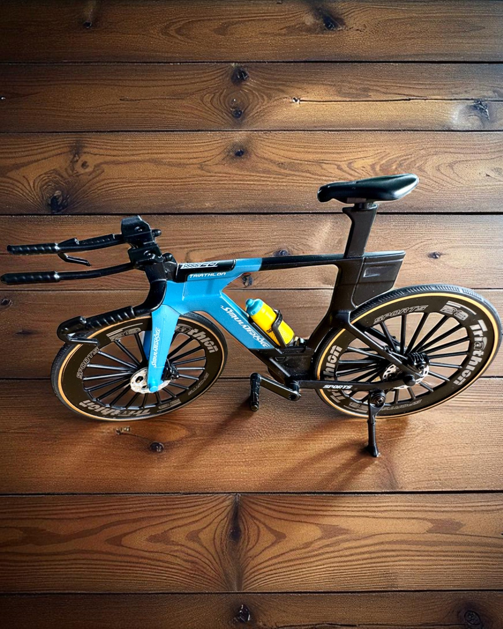 Miniatűr Triatlon Kerékpár Modell „SpeedStorm 1.2” személyre szabás gravírozással ajándékba