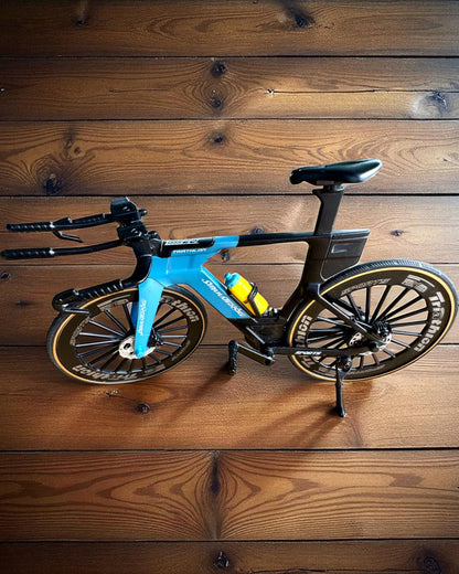 Miniatűr Triatlon Kerékpár Modell „SpeedStorm 1.2” személyre szabás gravírozással ajándékba