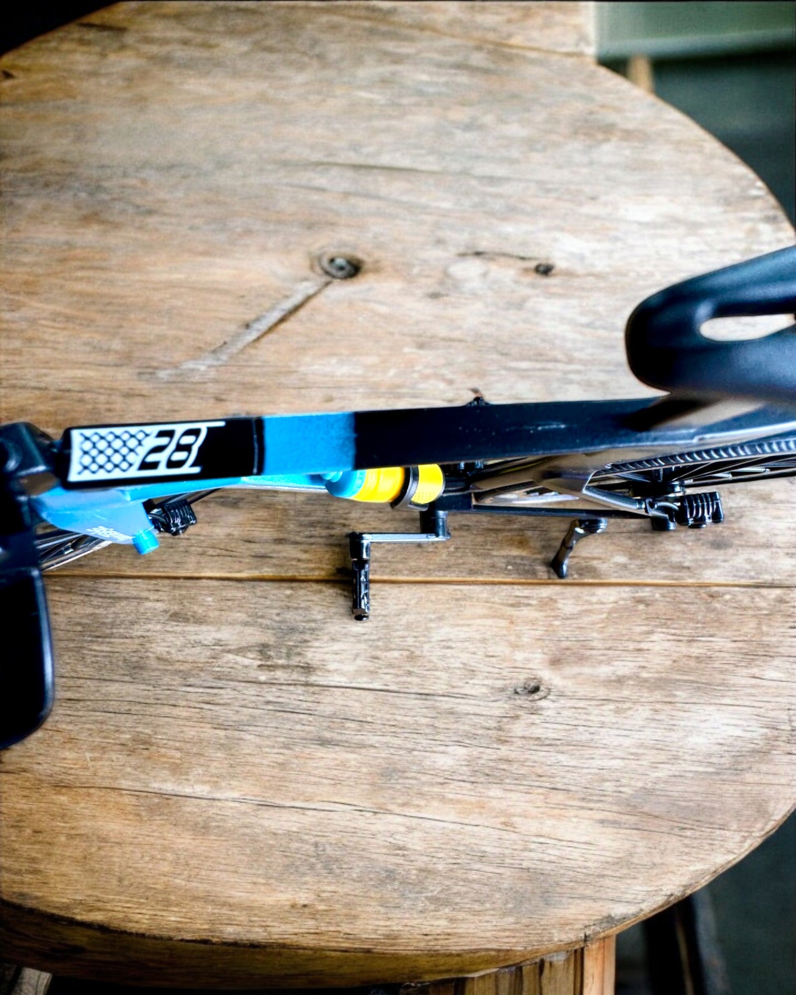 Miniatűr Triatlon Kerékpár Modell „SpeedStorm 1.2” személyre szabás gravírozással ajándékba