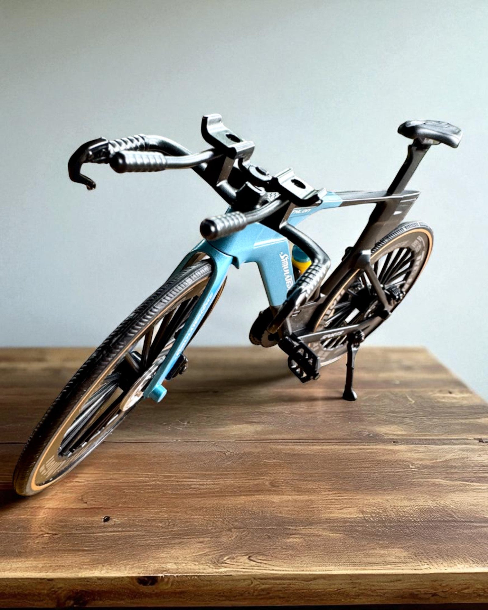 Miniatűr Triatlon Kerékpár Modell „SpeedStorm 1.2” személyre szabás gravírozással ajándékba