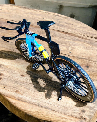 Miniatűr Triatlon Kerékpár Modell „SpeedStorm 1.2” személyre szabás gravírozással ajándékba