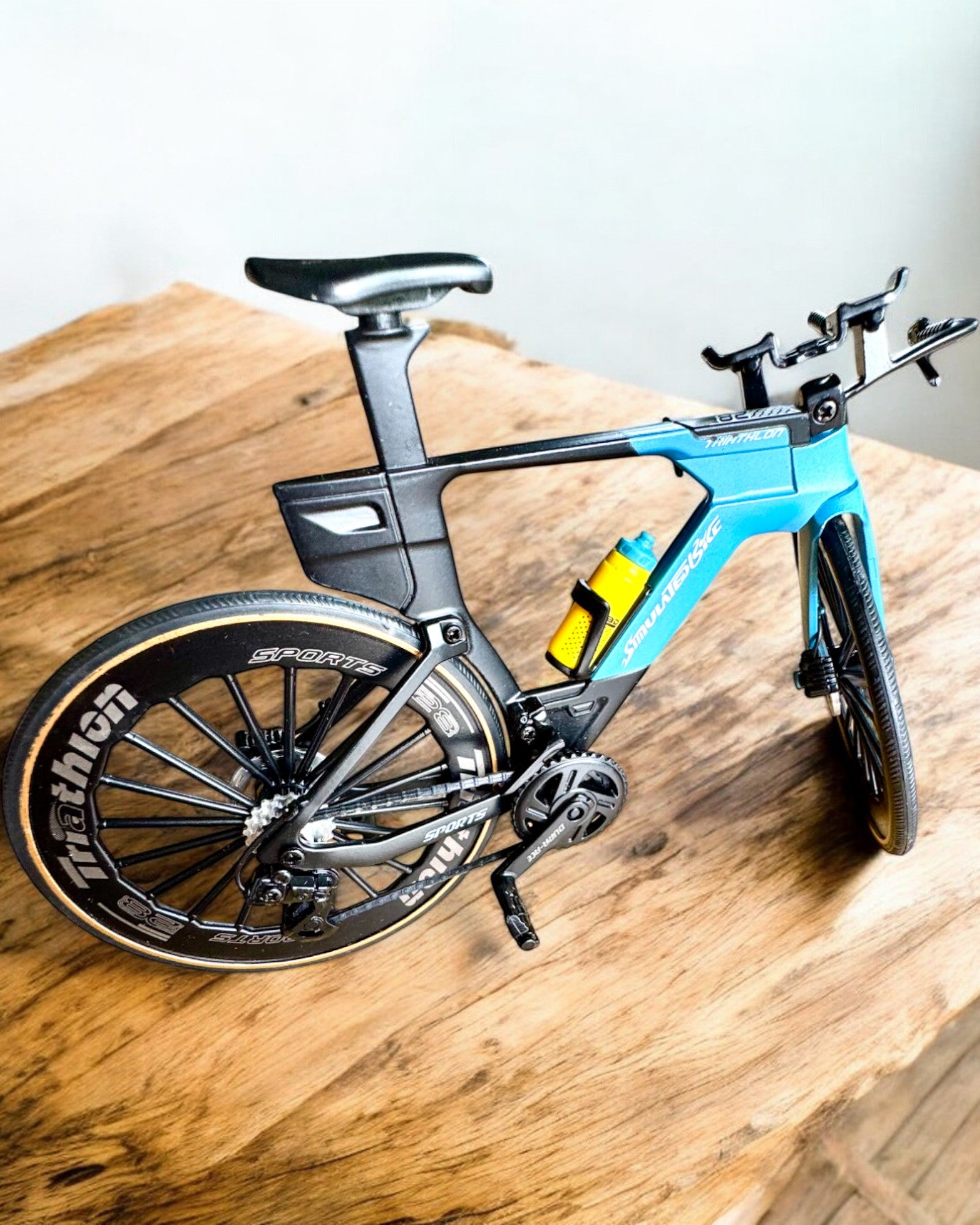 Miniatűr Triatlon Kerékpár Modell „SpeedStorm 1.2” személyre szabás gravírozással ajándékba
