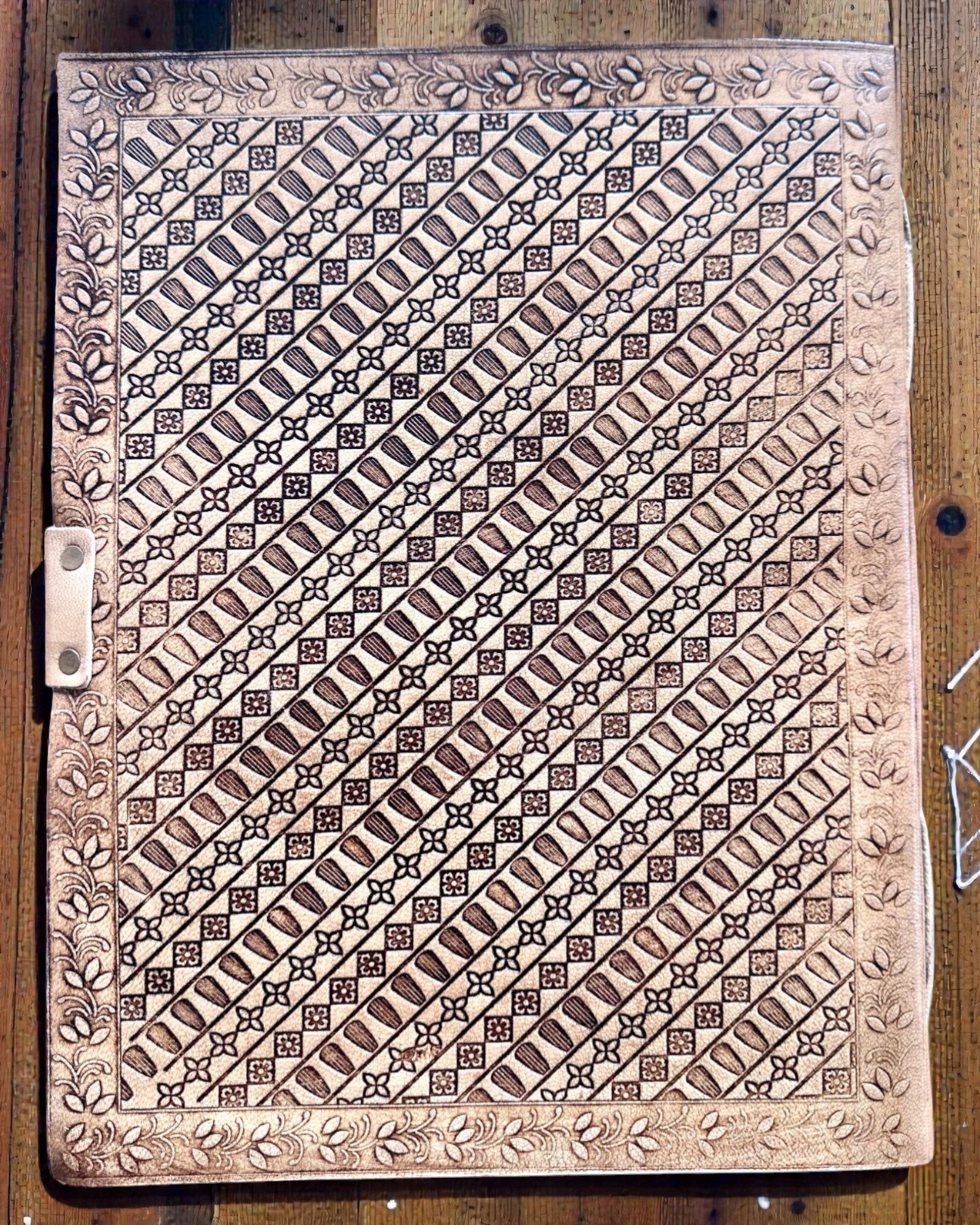 Bőr Emlékkönyv Örökség – Személyre szabott jegyzetfüzet 25 × 33 cm