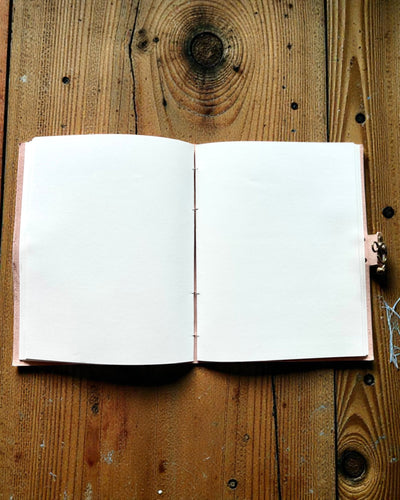 Bőr Emlékkönyv Örökség – Személyre szabott jegyzetfüzet 25 × 33 cm