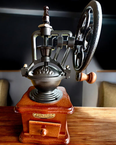 Retro kávédaráló „Vintage Café” 27 cm magas, személyre szabható gravírozással ajándékba