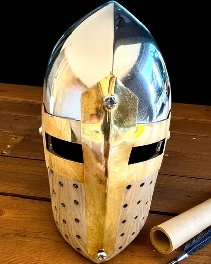 Mini lovagi sisak „Guardian” rézből – kézzel készített, 12 cm, gravírozással személyre szabható ajándék