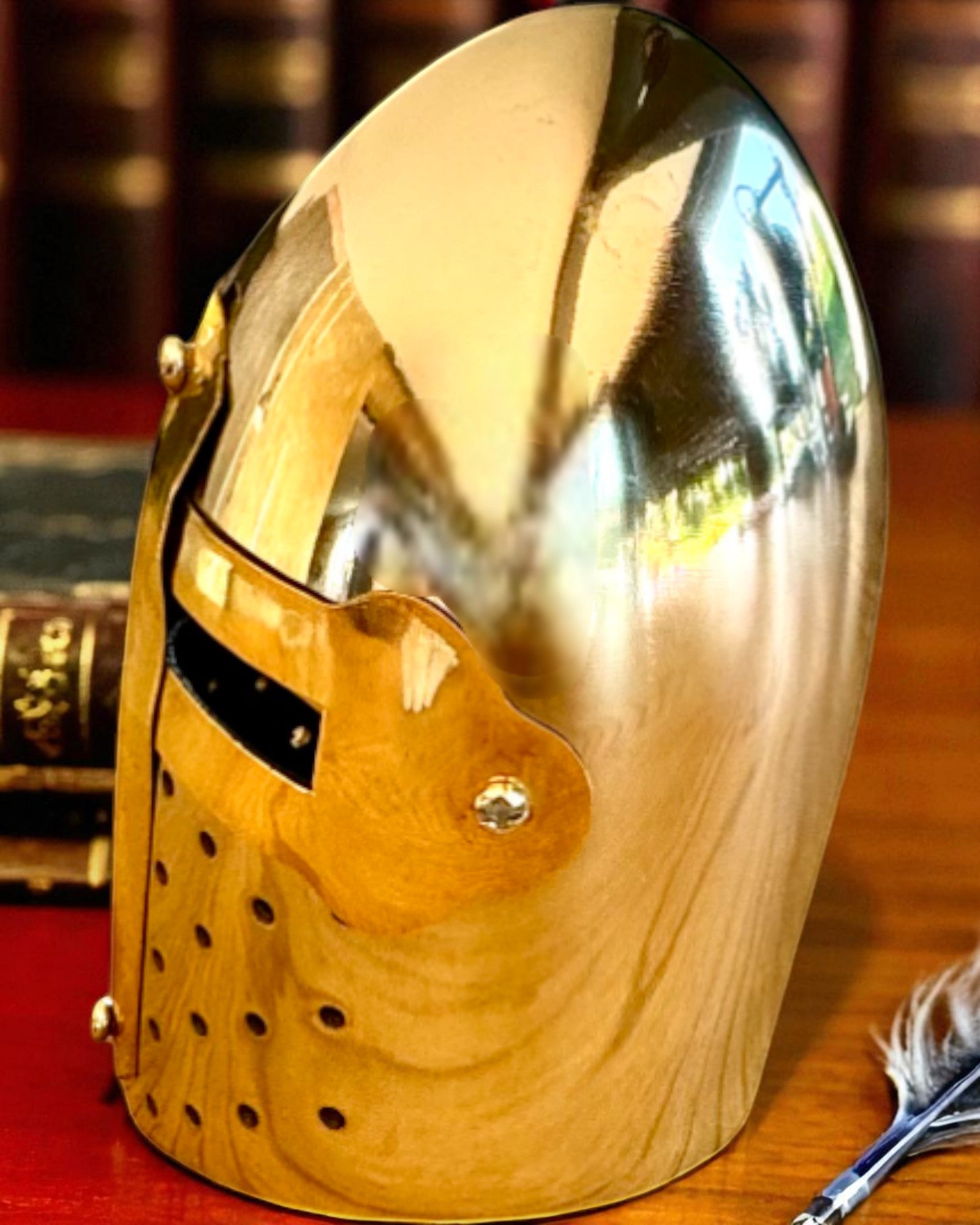 Mini lovagi sisak „Guardian” rézből – kézzel készített, 12 cm, gravírozással személyre szabható ajándék