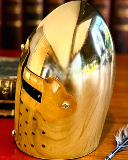 Mini lovagi sisak „Guardian” rézből – kézzel készített, 12 cm, gravírozással személyre szabható ajándék