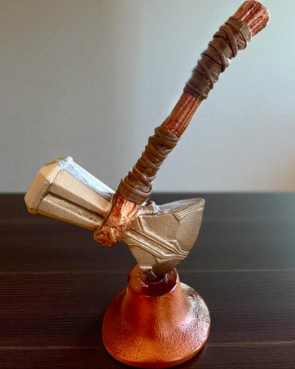 Storm Relic – dekoratív kalapács talapzattal, 26 cm, kézzel készített, személyre szabható gravírozással ajándékba