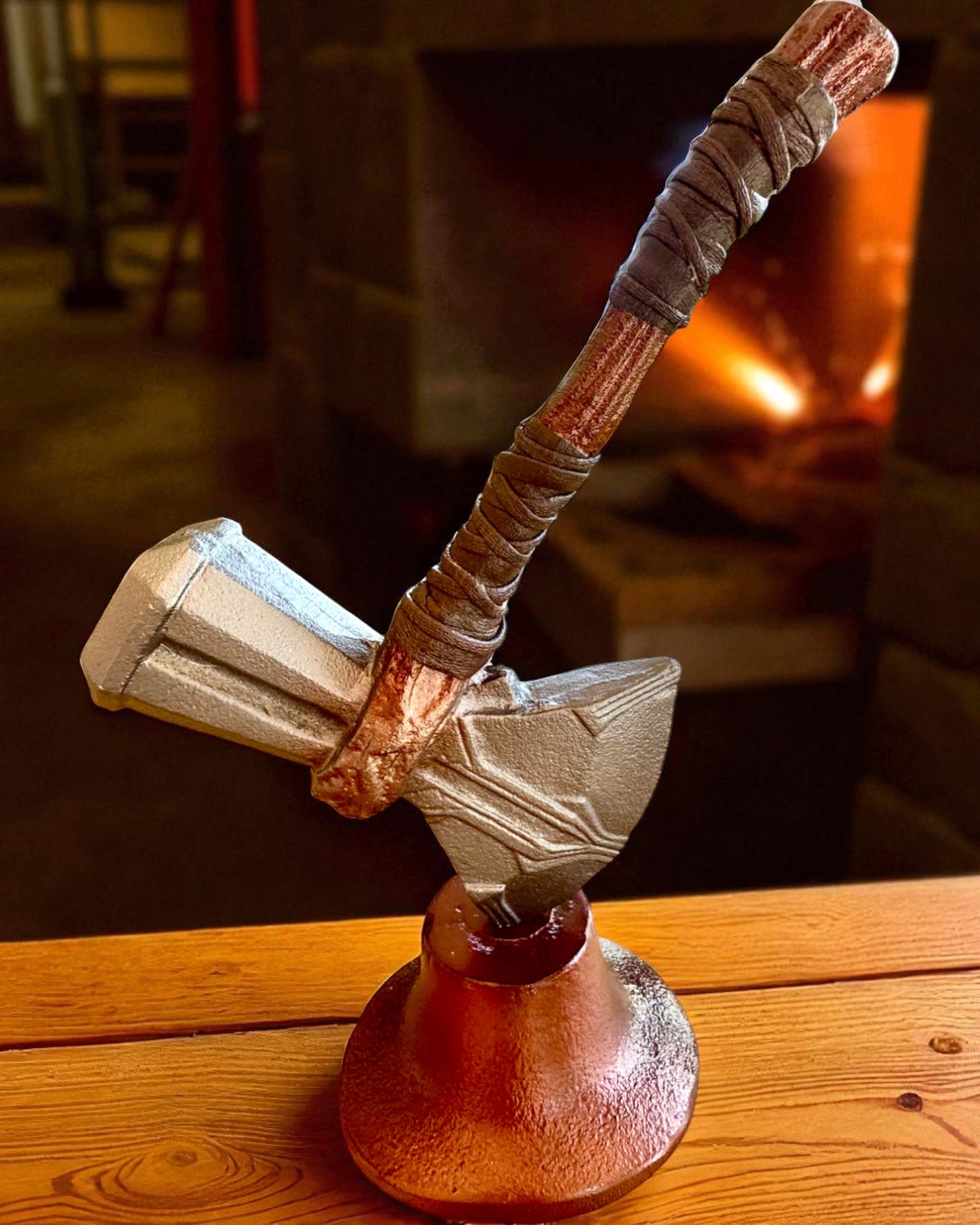 Storm Relic – dekoratív kalapács talapzattal, 26 cm, kézzel készített, személyre szabható gravírozással ajándékba