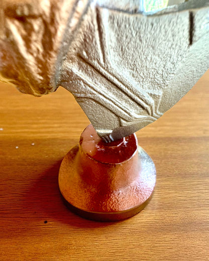 Storm Relic – dekoratív kalapács talapzattal, 26 cm, kézzel készített, személyre szabható gravírozással ajándékba