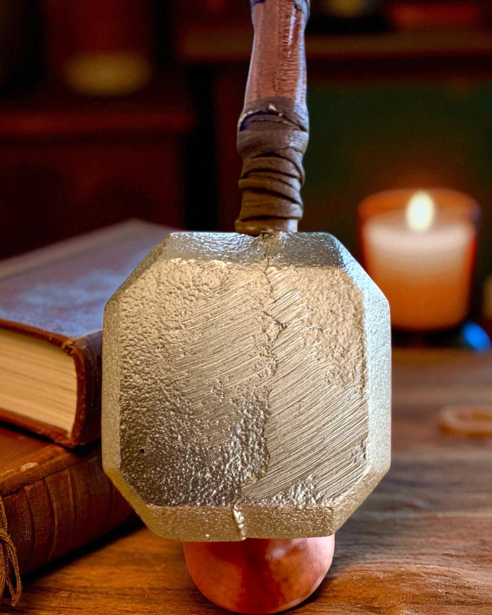 Storm Relic – dekoratív kalapács talapzattal, 26 cm, kézzel készített, személyre szabható gravírozással ajándékba