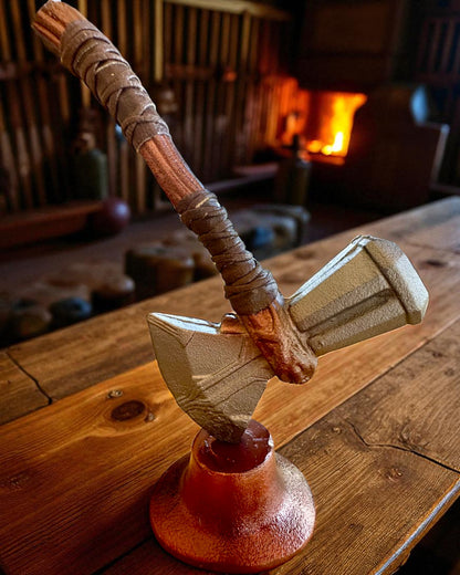 Storm Relic – dekoratív kalapács talapzattal, 26 cm, kézzel készített, személyre szabható gravírozással ajándékba
