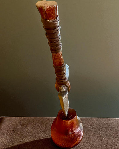 Storm Relic – dekoratív kalapács talapzattal, 26 cm, kézzel készített, személyre szabható gravírozással ajándékba