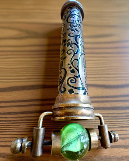 Vintage „Emerald Dreams” kaleidoszkóp, 15 cm – kézzel készített, személyre szabható gravírozással ajándékba