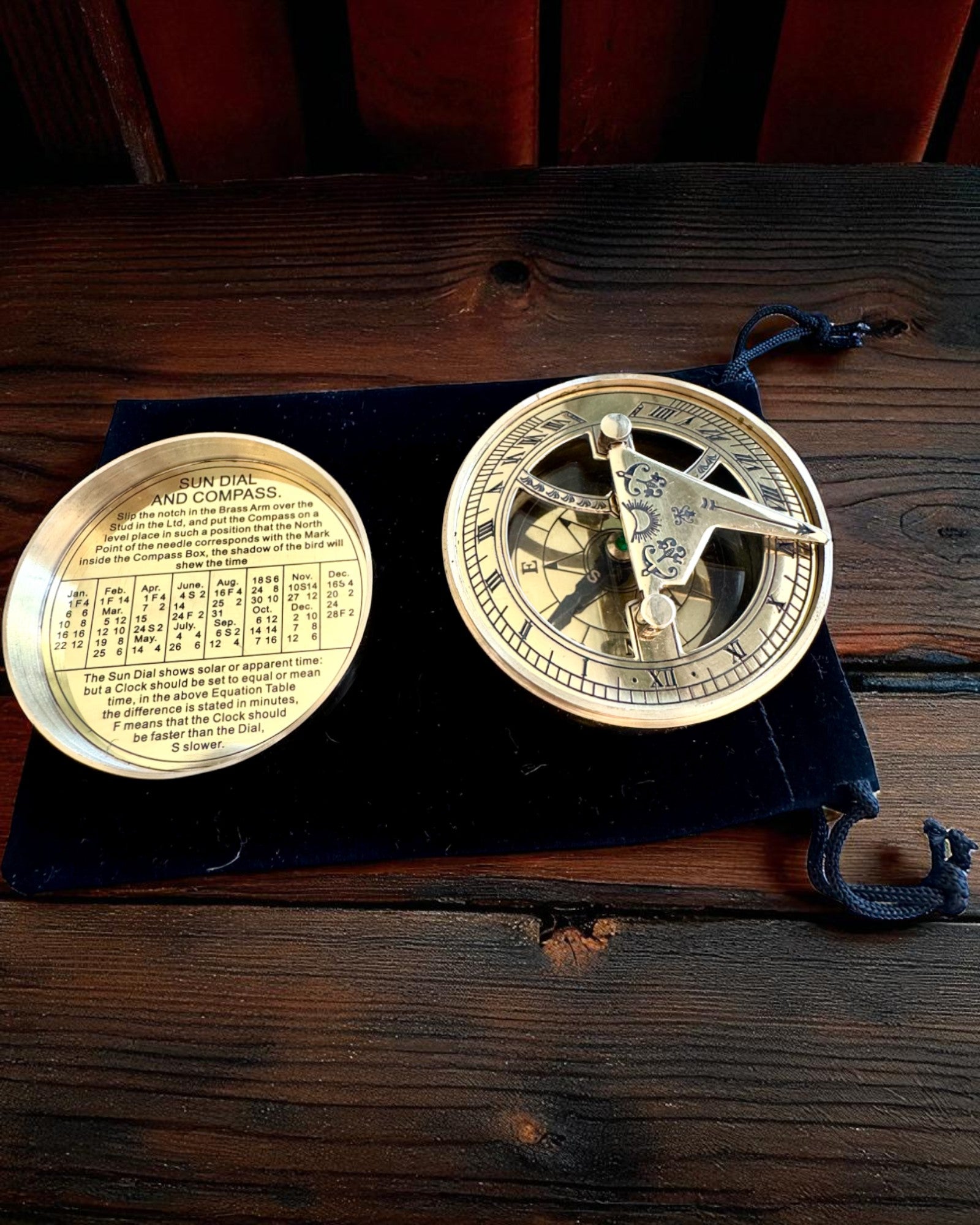 Napkompas Voyager 7cm – sárgaréz napóra kompasszal, személyre szabható gravírozással ajándékba