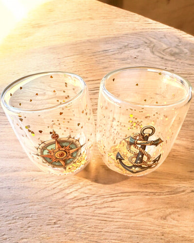 "Nautical Dreams" dupla falú poharak arany pelyhekkel - 2 darabos készlet, 300 ml űrtartalom, gravírozással személyre szabható
