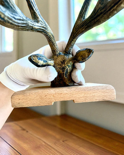 Sárgaréz fogas Szarvas Őrző, kézzel készített, lehetőség személyre szabásra gravírozással a fán