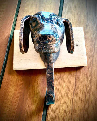 Sárgaréz akasztó Kutya Barát, kézzel készített, személyre szabható gravírozással a fán