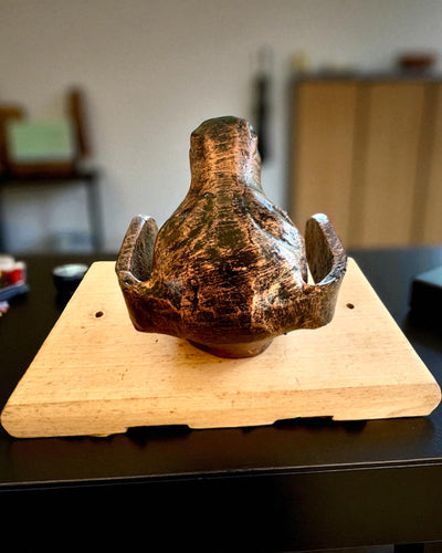 Sárgaréz akasztó Kutya Barát, kézzel készített, személyre szabható gravírozással a fán