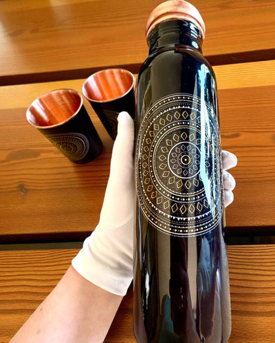 Réz Mandala Készlet – 1L Palack + 2 Pohár Tokban, személyre szabható gravírozással ajándékba