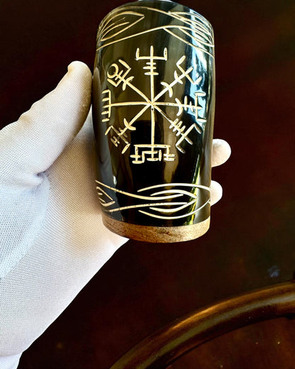 Valknut Ręcznie wykonany mały kubek z rogu bawoła z nordyckimi symbolami, możliwość personalizacji na prezent grawerem