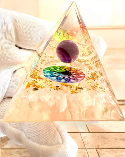 Orgonit Energiapiramis „Fény Harmóniája” - Kristályos, ajándékba