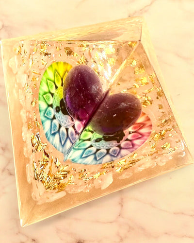 Orgonit Energiapiramis „Fény Harmóniája” - Kristályos, ajándékba