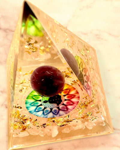 Orgonit Energiapiramis „Fény Harmóniája” - Kristályos, ajándékba