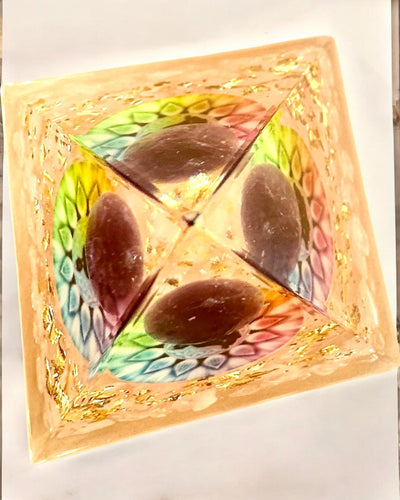 Orgonit Energiapiramis „Fény Harmóniája” - Kristályos, ajándékba