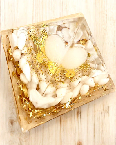 Orgonit Energiapiramis Fehér Kövekkel - "Golden Harmony", ideális ajándék