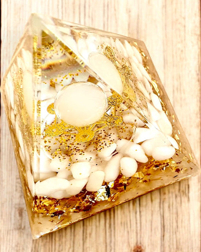 Orgonit Energiapiramis Fehér Kövekkel - "Golden Harmony", ideális ajándék