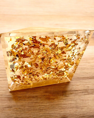 Orgonit Energiapiramis Fehér Kövekkel - "Golden Harmony", ideális ajándék