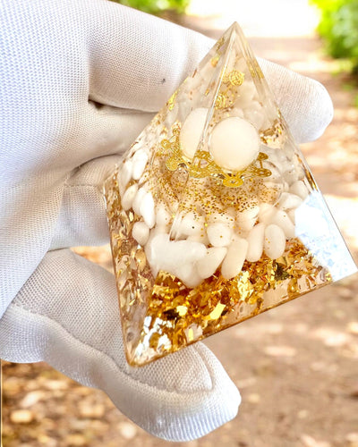 Orgonit Energiapiramis Fehér Kövekkel - "Golden Harmony", ideális ajándék