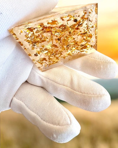 Orgonit Energiapiramis Fehér Kövekkel - "Golden Harmony", ideális ajándék