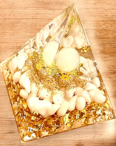 Orgonit Energiapiramis Fehér Kövekkel - "Golden Harmony", ideális ajándék