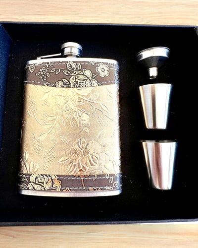 Elegáns "Golden Rose" laposüveg pohárkészlettel, személyre szabott gravírozással ajándékba