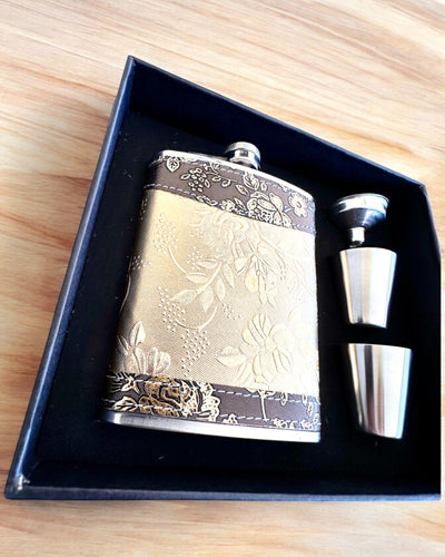 Elegáns "Golden Rose" laposüveg pohárkészlettel, személyre szabott gravírozással ajándékba