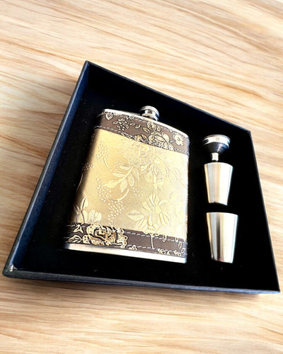 Elegáns "Golden Rose" laposüveg pohárkészlettel, személyre szabott gravírozással ajándékba