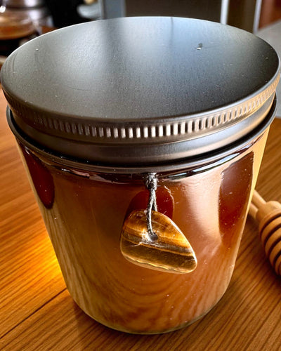 Intenciós gyertya Tigris Erő – Magabiztosság és jólét, 250 ml, a kupak személyre szabásának lehetősége ajándékba