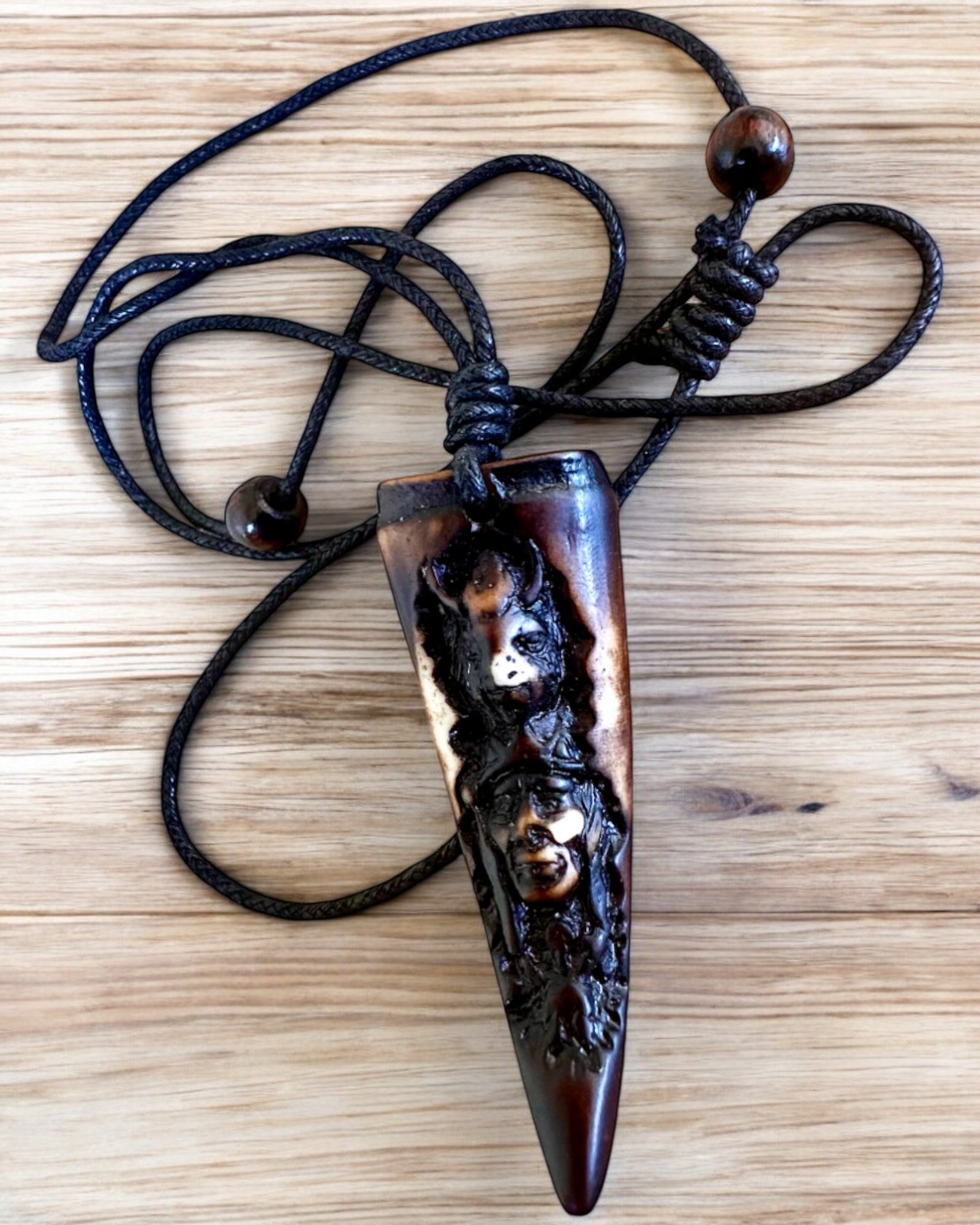 Wilczy Kieł naszyjnik, amulet z Żywicy - Mistyczna Siła Natury, możliwość personalizacji grawerem na prezent