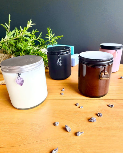 Intenciós szójagyertya ametiszttel – nyugalom, harmónia és tisztulás, 250 ml, személyre szabható ajándéknak