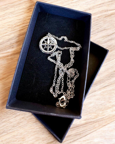 Ezüst Nyaklánc Kis Szimbólummal - „Utazó” Iránytűvel, személyre szabható gravírozással ajándékba