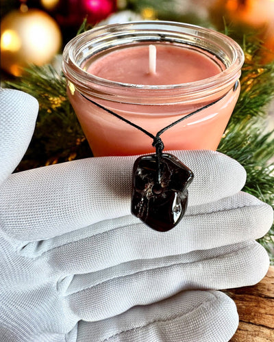 Intenciós szójagyertya 250 ml természetes kővel – válaszd ki a saját energiádat: citrin vagy gránát, személyre szabható gravírozással ajándékba