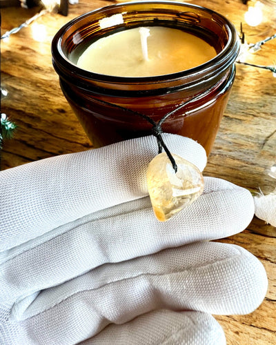 Intenciós szójagyertya 250 ml természetes kővel – válaszd ki a saját energiádat: citrin vagy gránát, személyre szabható gravírozással ajándékba