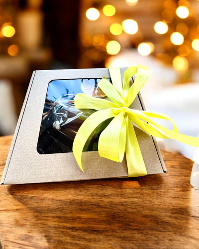 Intenciós szójagyertya 250 ml természetes kővel – válaszd ki a saját energiádat: citrin vagy gránát, személyre szabható gravírozással ajándékba