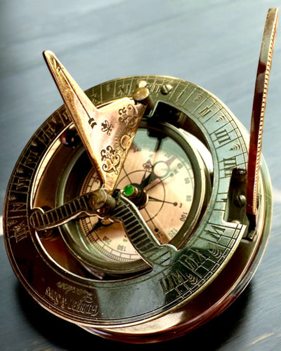 Kapitány Iránytű Explorer 2 – személyre szabható gravírozással ajándékba, 2 választható színváltozatban