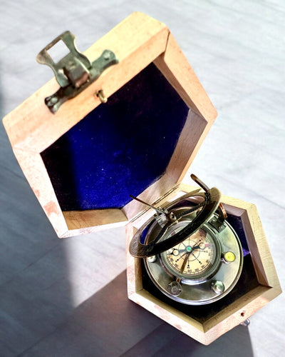 Kapitány Iránytű Explorer 2 – személyre szabható gravírozással ajándékba, 2 választható színváltozatban