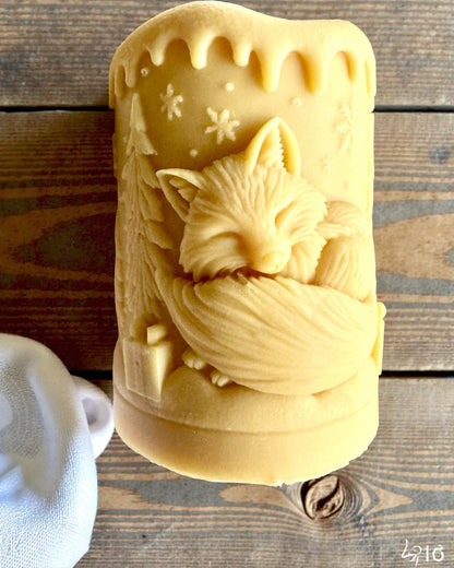 Szójagyertya Téli Rókalány, 7,5 cm magas, kézzel öntött szójagyertya aranyos alvó rókával, személyre szabható táblára vésett gravírozással